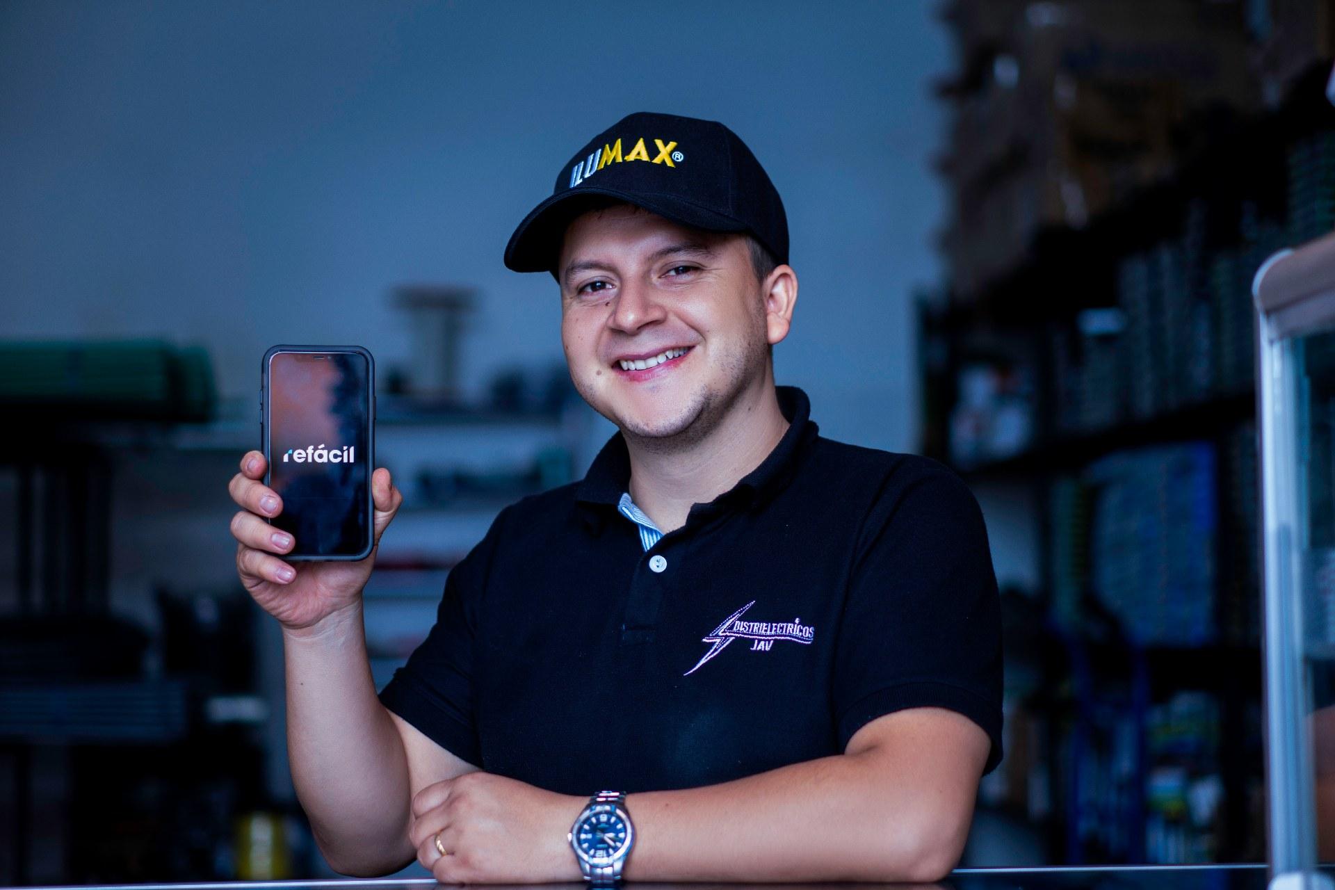 Comerciante colombiana atendiendo su tienda