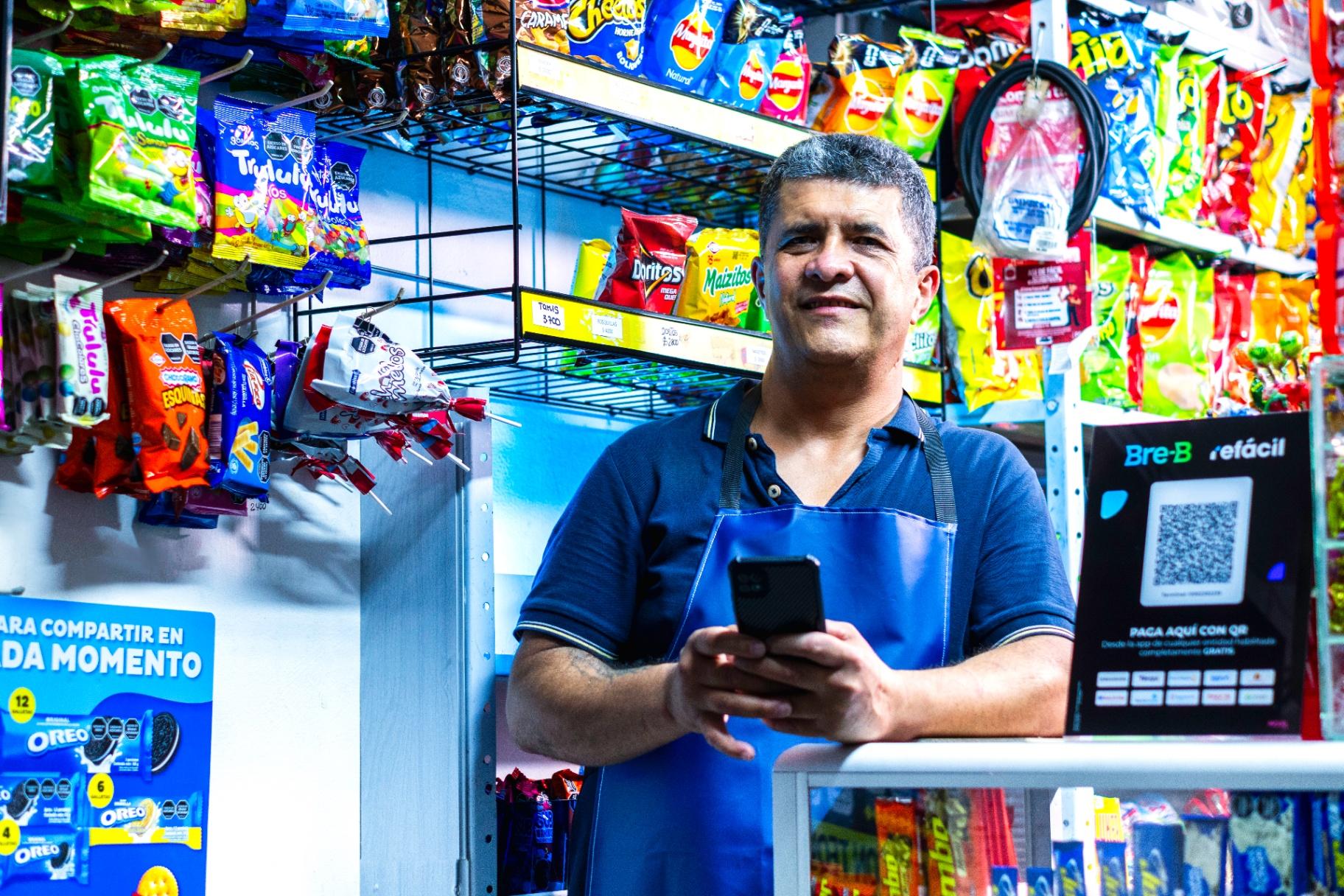 Comerciante usando la plataforma Refácil en su tienda