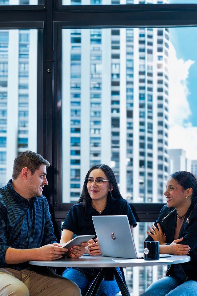 Equipo de trabajo en oficina moderna